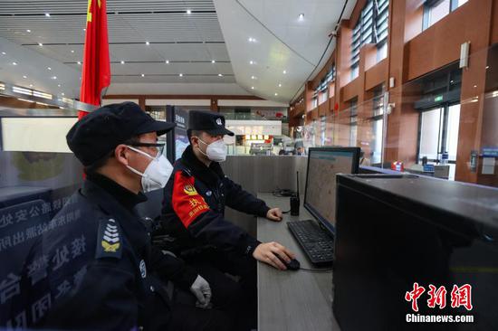 1月9日，贵州贵阳，谢源（右）在贵阳东站处警台值守。 瞿宏伦 摄
