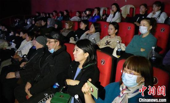 图为吉尔吉斯斯坦的各界人士观看电影《喀什古丽》。　陈鑫 摄