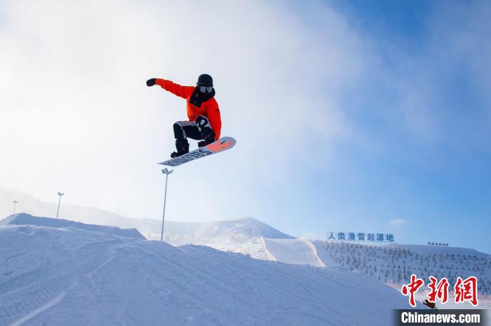 滑雪愛好者在阿勒泰雪場體驗樂趣?！〔毓枴げɡ帷z