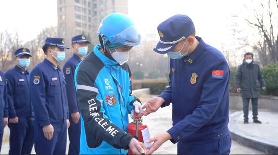 天津河西消防“蓝朋友”携手饿了么“蓝骑士”共筑全民消防安全防火墙。天津河西消防供图。