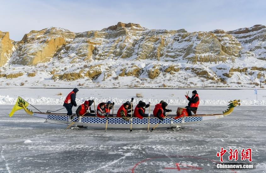 新疆福海：烏倫古湖冰上的龍舟大賽
