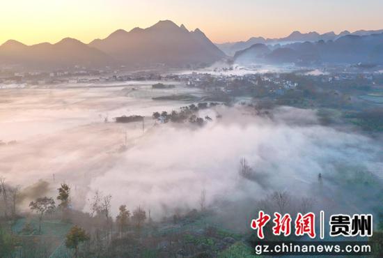 图为万峰林平流雾景观。 张德厚 摄