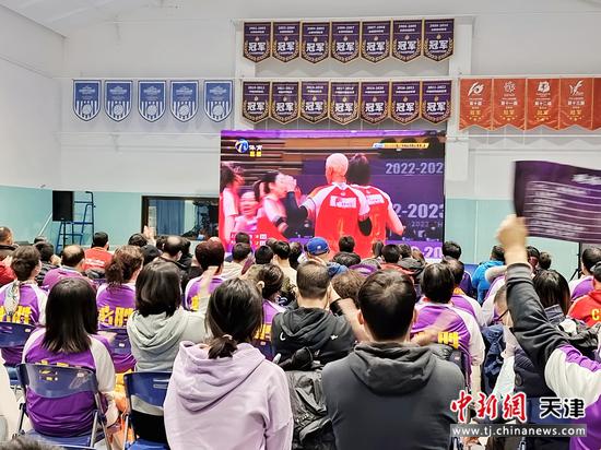 图为天津女排球迷观看女排超级联赛现场直播。 崔景圣 摄