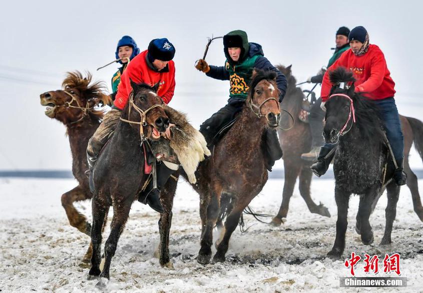 新疆福海举办雪地刁羊大赛 激情四射精彩纷呈