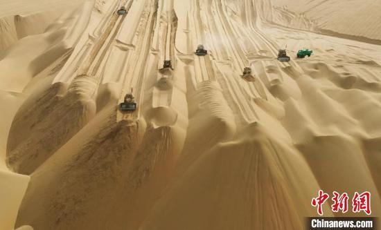 沙漠公路让大漠成通途 新疆民众不再“隔沙相望”