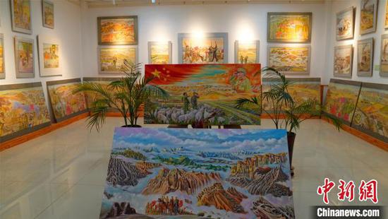 近年来，杨新平创作大量新疆兵团题材的套彩烙画作品。　孙丽娜 摄