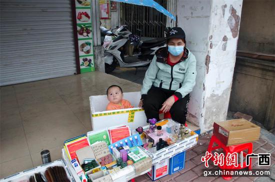 图为阿雯在东兴国门景区摆地摊售卖越南小商品。翟李强  摄