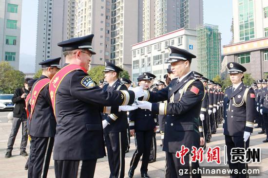 六盘水市公安局在1月10日隆重举行升警旗仪式暨荣誉仪式。