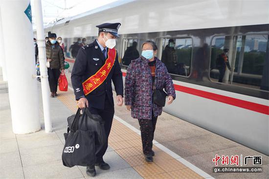 活动中民警帮助老年旅客搬运行李得到了旅客的称赞。警方供图