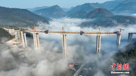 航拍“云端”上的贵州桐新高速黄鱼江大桥。 李前勇 摄