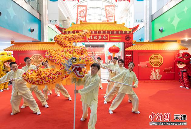  10日上午，“童享同欢乐 幸福中国年”天津市第十四届娃娃庙会在天津市少年儿童活动中心举办。王在御 摄