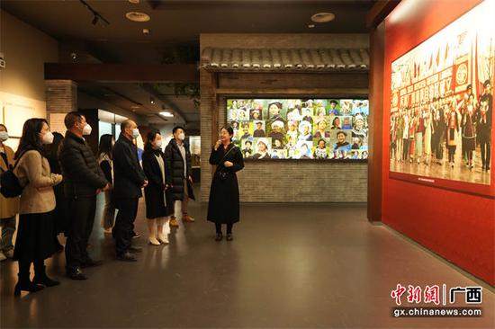 与会人员在广西民族博物馆参观。杨帆  摄