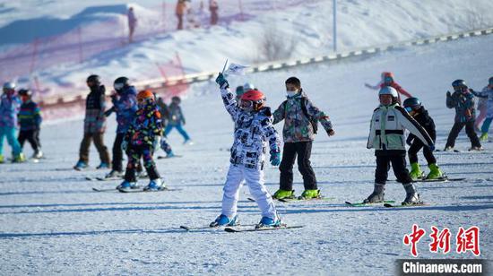 新疆阿勒泰市开设滑雪体育项目，青少年在滑雪场训练。　藏哈尔·波拉提 摄
