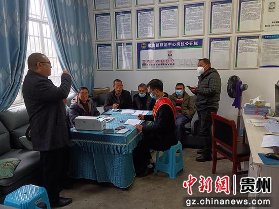 工行兴义城区支行普惠金融服务小队走进兴义市敬南镇提供金融服务。