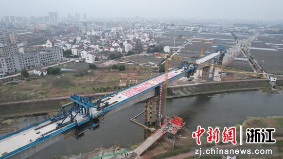 杭温铁路二期浦江特大桥最大跨度连续梁合龙现场。高天峰 供图