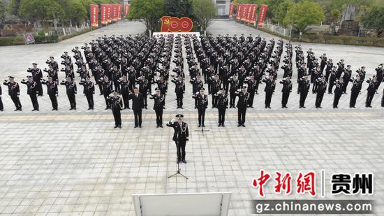 黔西南州公安局举行中国人民警察节升警旗仪式。