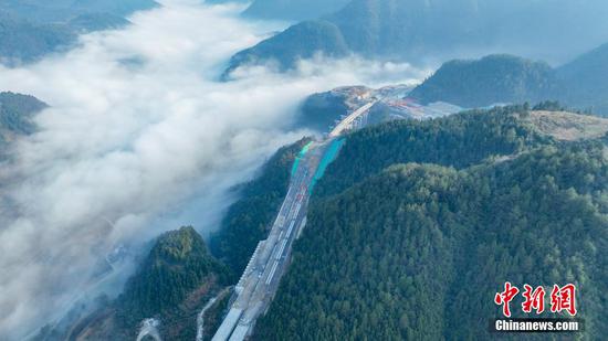 航拍“云端”上的贵州桐新高速黄鱼江大桥。 李前勇 摄
