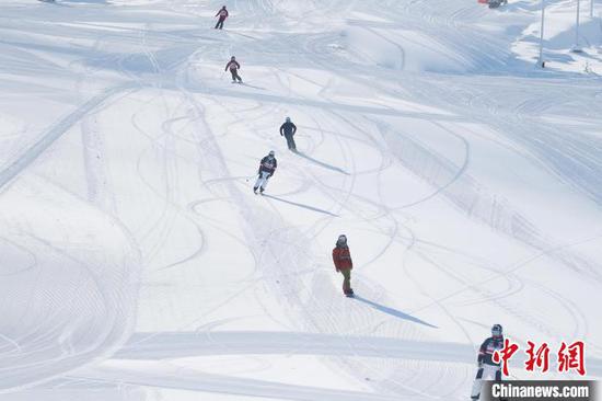 滑雪爱好者在雪地畅玩。　藏哈尔·波拉提 摄