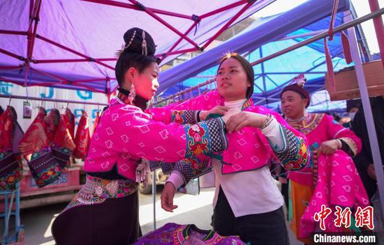 苗族同胞在贵州省丹寨县民族服装市场选购苗族服装。　黄晓海 摄