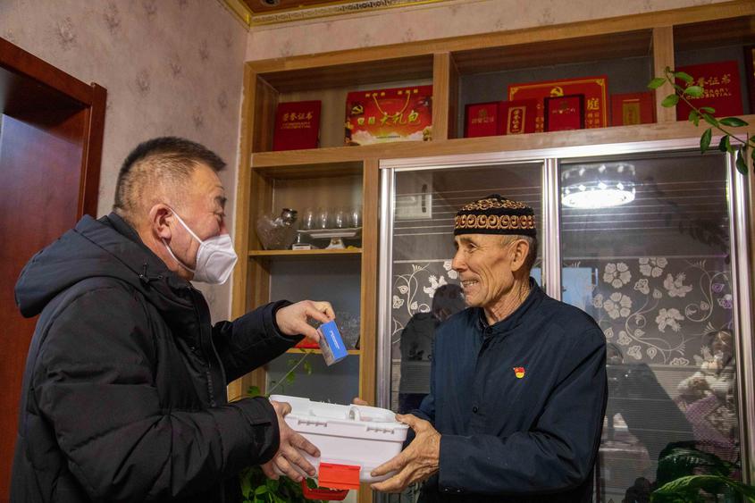 新疆博州：“馬背服務隊”送健康到牧區