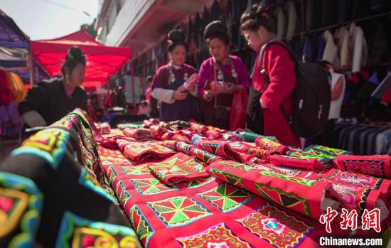 贵州丹寨：买服饰 迎春节