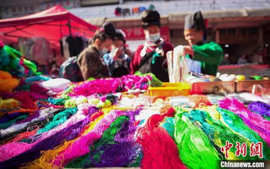 苗族同胞在贵州省丹寨县民族服装市场选购制作苗族服装的丝线。　黄晓海 摄
