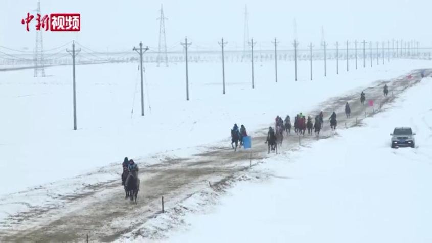 新疆乌伦古湖上演雪地赛马、刁羊大赛