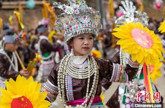 苗族姑娘在贵州省从江县丙妹镇大塘村的芦笙节上跳芦笙舞。　吴德军　摄