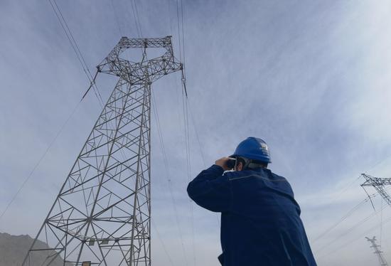 1月12日，输电运检中心输电运检工丁忠杰在220千伏鲁拉一线开展故障巡视。张建江  摄