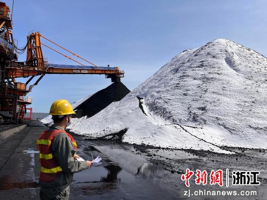 寒潮来袭，浙能煤炭分公司员工坚守电煤保供一线。 关常越 摄