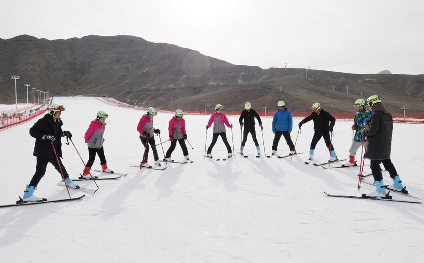 烏什縣泉域星空滑雪場游客樂享滑雪運動