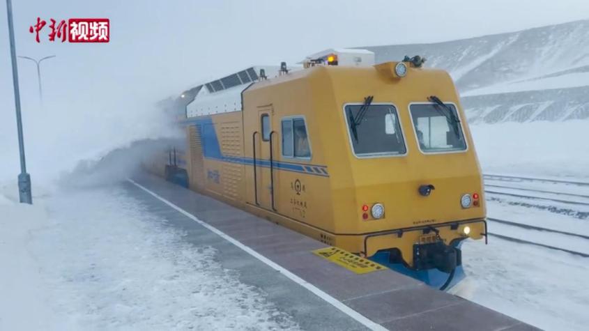 新疆鐵路多部門除雪抗寒保運行安全