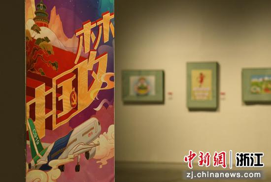 中国梦、C919大飞机等形象的漫画亮相展览现场。  王刚 摄