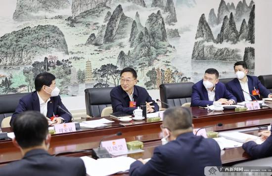 1月12日下午，自治区党委书记、自治区人大常委会主任刘宁来到他所在的自治区十四届人大一次会议桂林市代表团，与代表们一起审议政府工作报告。记者 黄克 摄