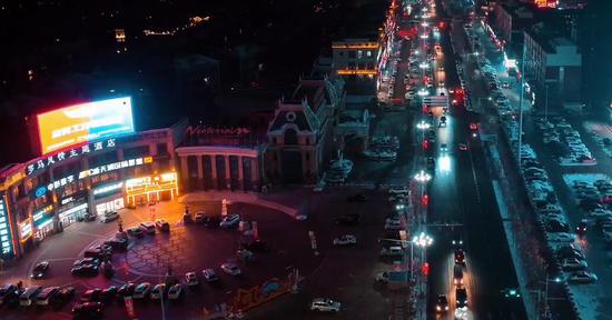 美！2023年春节前的新疆生产建设兵团第十二师师部片区夜景。