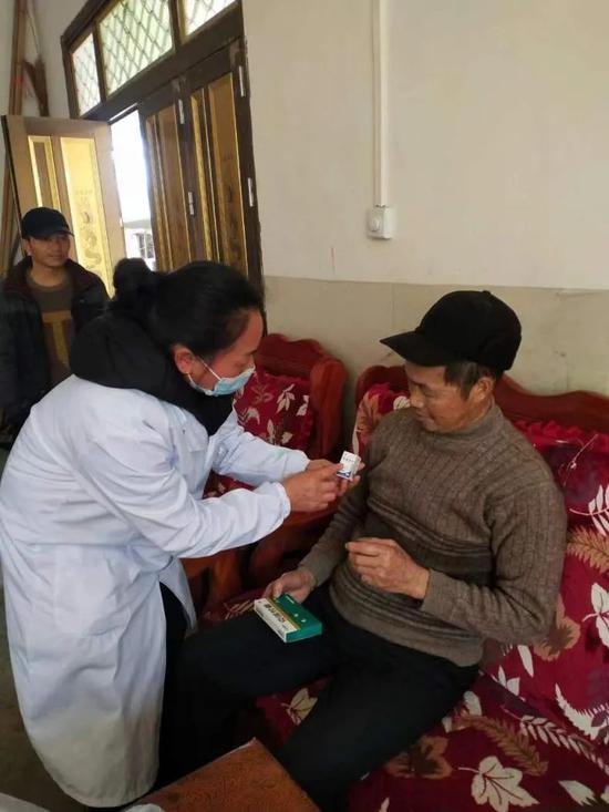 荔波县玉屏社区卫生院医务人员上门探访重点人群，指导群众合理用药