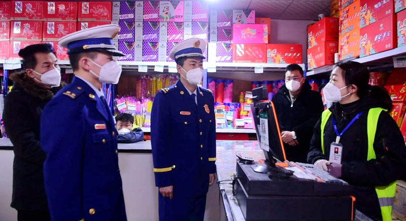 新疆昌吉消防開展煙花爆竹場所檢查 嚴守新年“安全關”