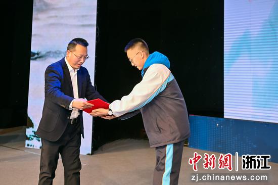 义乌市委常委、宣传部部长朱有清（左一）为获奖选手颁奖。 杨志斌 摄