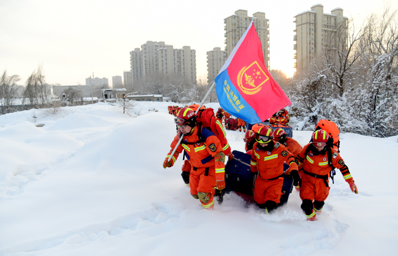 新疆昌吉消防嚴寒天氣下踏雪開展夜間地震救援實戰拉動訓練