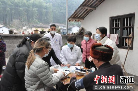 医务人员进村入户诊疗。 遂昌县委宣传部 供图