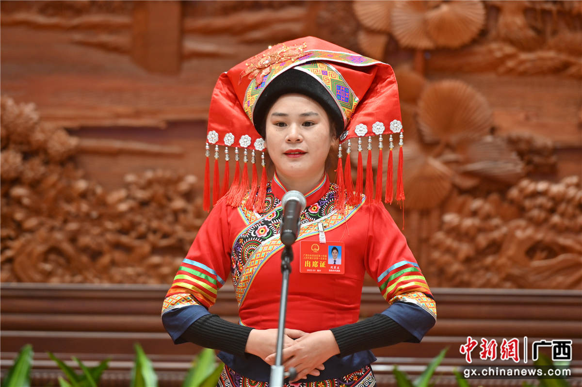 圖為廣西人大代表、百色市田陽區(qū)田州鎮(zhèn)河?xùn)|社區(qū)黨委書記、居委會(huì)主任周翠蘭接受采訪。