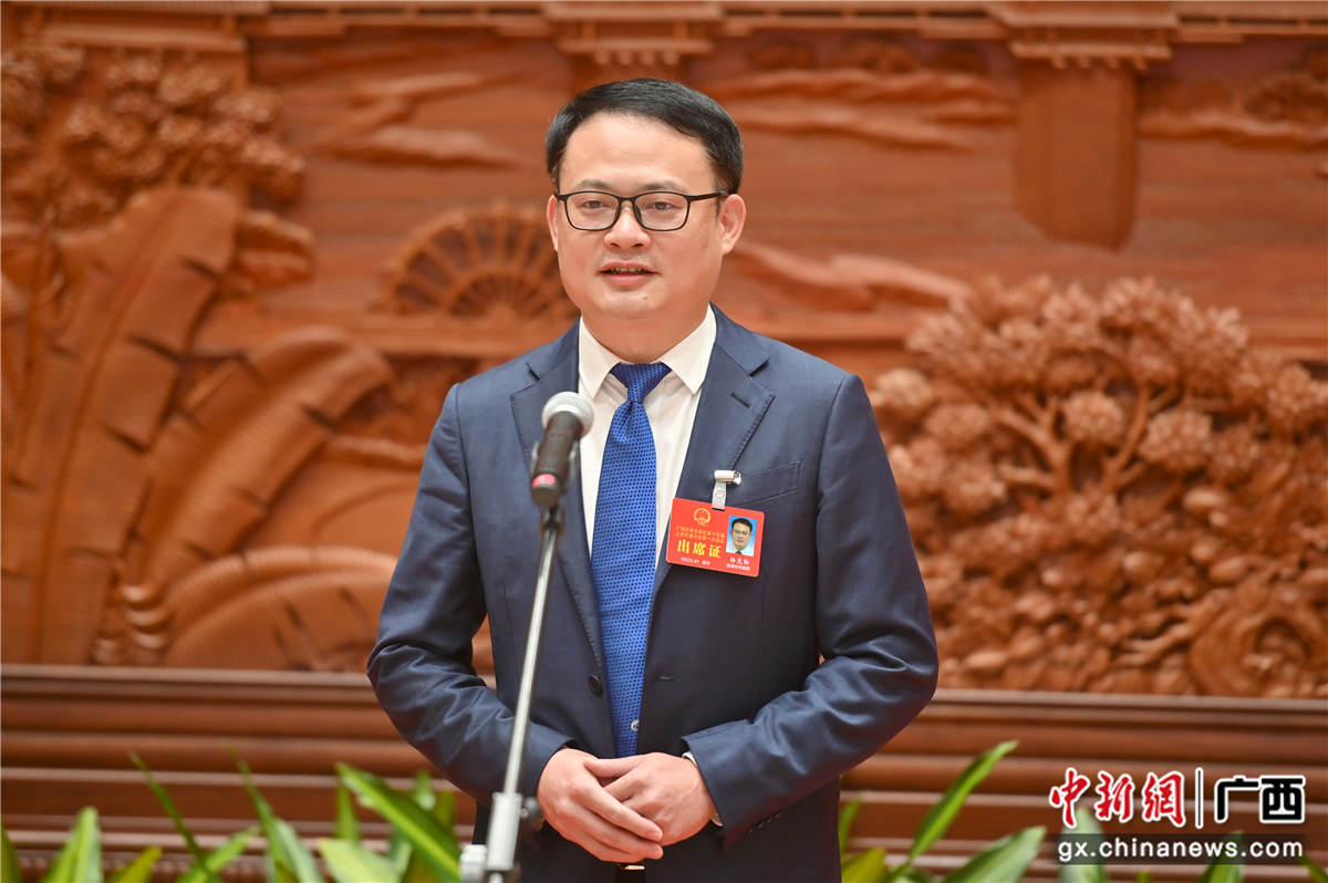 圖為廣西人大代表、貴港市人民醫(yī)院黨委書記、院長楊克勤接受采訪。俞靖  攝