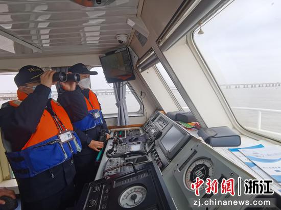 海事工作人员巡航现场。宁波海事局供图