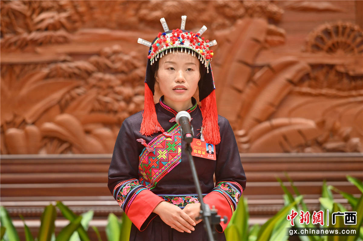 圖為廣西人大代表、廣西織錦與刺繡技藝傳承人藍(lán)彩青接受采訪。俞靖  攝