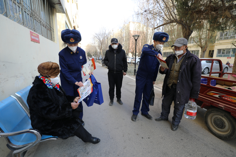 新疆阿克蘇：消防年貨“大禮包”送進居民家中