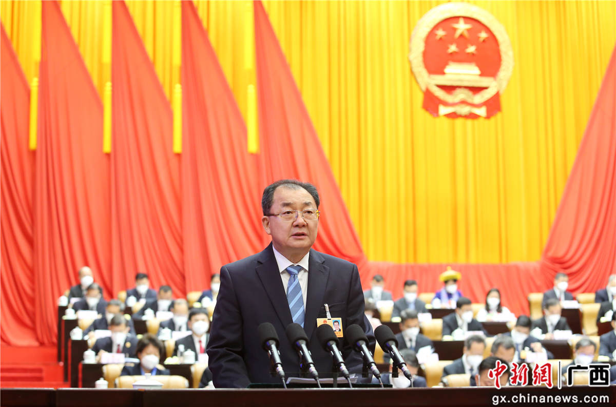 圖為廣西壯族自治區(qū)人大常委會副主任王躍飛作關(guān)于自治區(qū)人大常委會工作的報告。劉康  攝