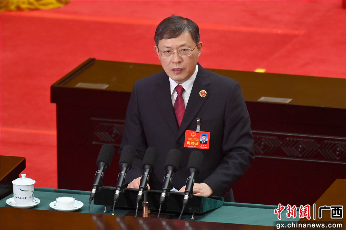 圖為廣西壯族自治區(qū)人民檢察院檢察長茅仲華作關(guān)于自治區(qū)人民檢察院工作的報告。俞靖  攝