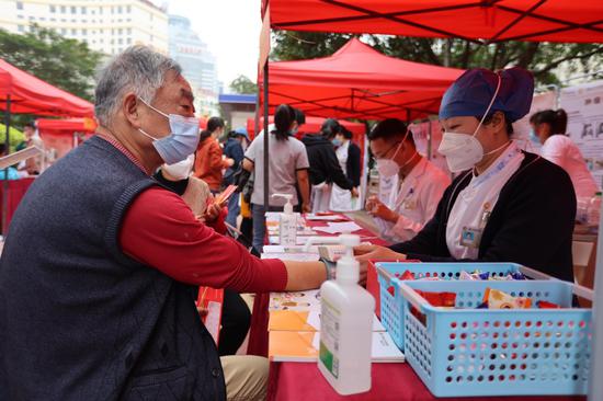 市民在广西医大开元埌东医院进行健康咨询。