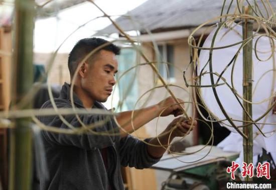 图为施秉县的扎龙民间艺人在扎制龙灯。　磨桂宾 摄