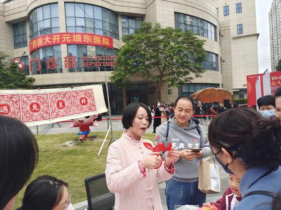 迎新春惠民活动在南宁举行 300余幅春联、年画、剪纸作品赠居民